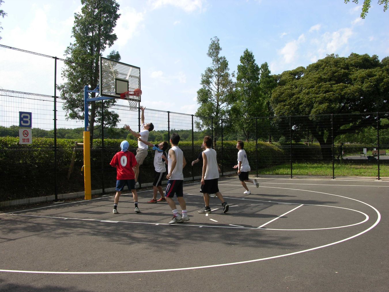 3on3 / バスケットコートの半面を使い3人対3人でゴール数を競います。