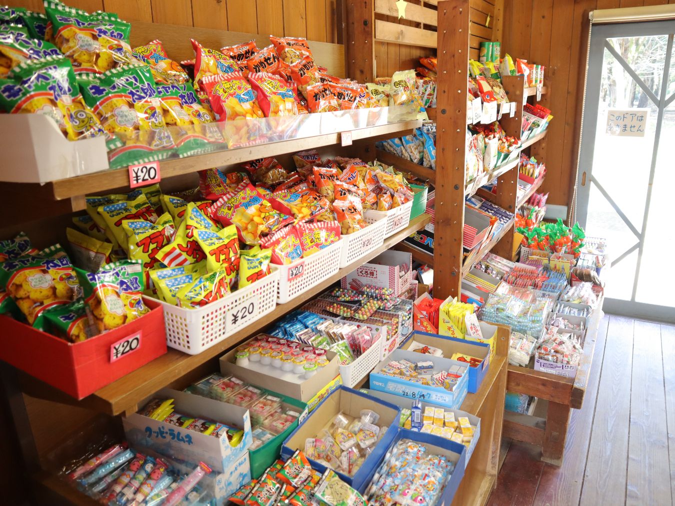 こどもの森売店 / 子供たちに人気のお菓子や飲み物を販売しています。