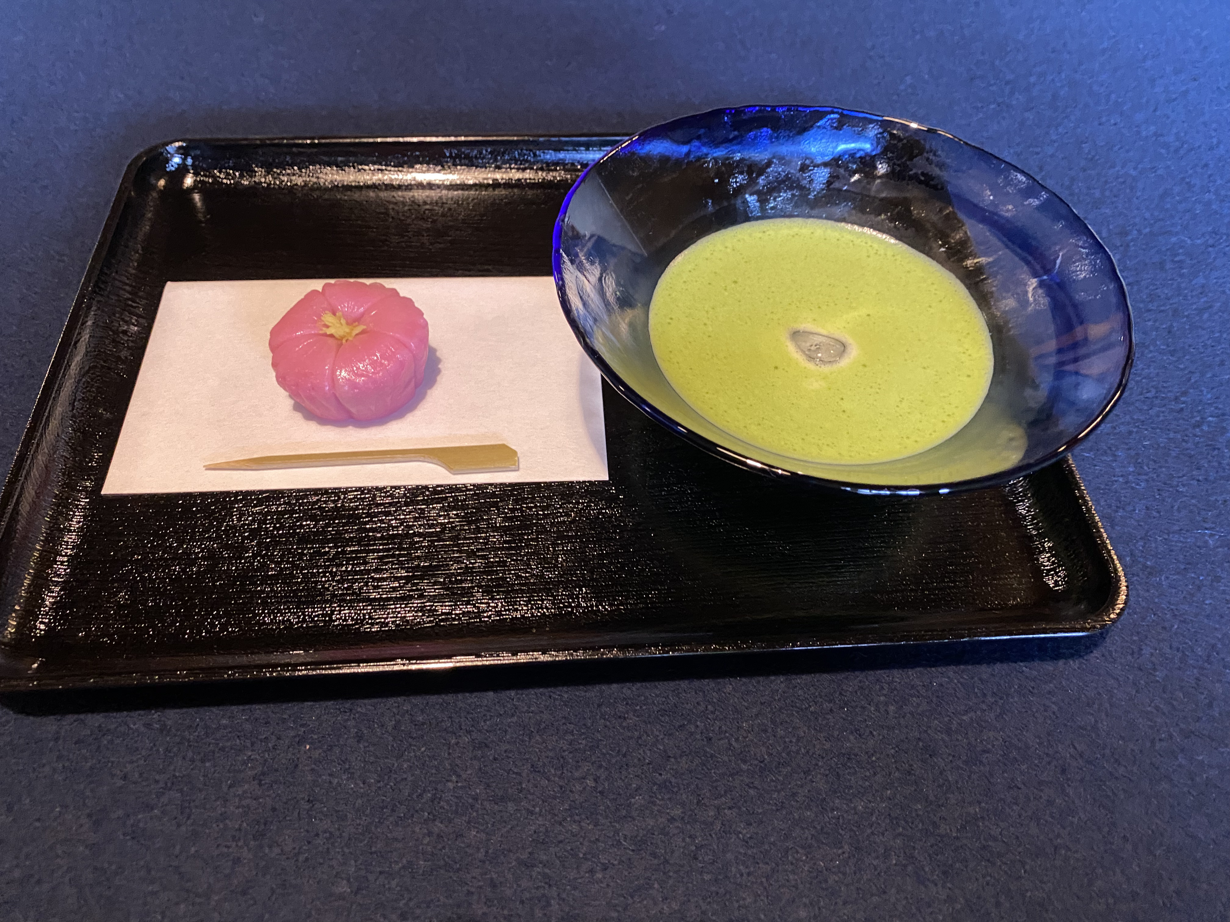 冷抹茶とお菓子