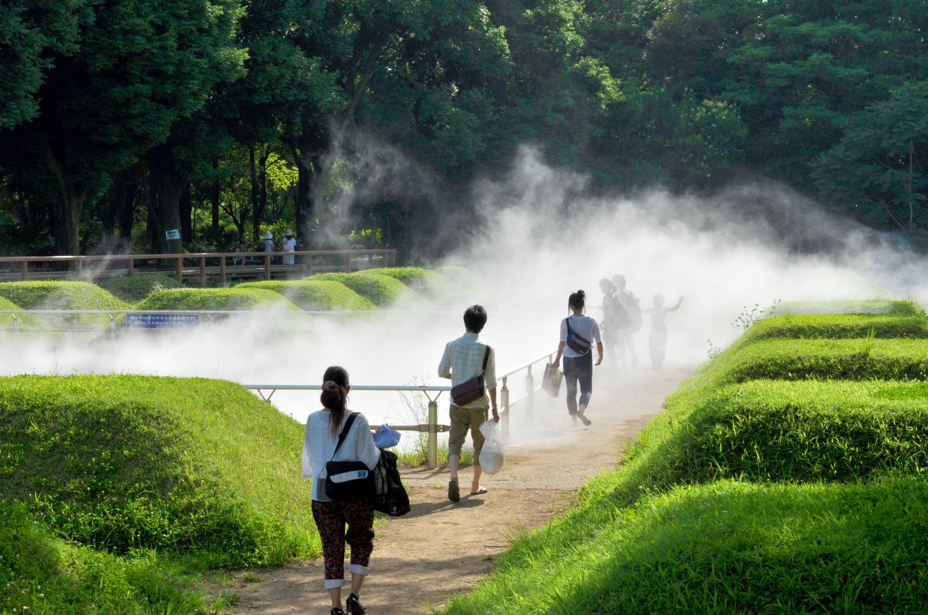 霧の森 / 突然、真っ白な霧がたちこめれば、そこはメルヘンの世界。童話の主人公になれるかな？3月～11月は16：00まで30分間隔で霧が出ます。